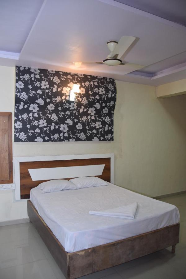 Hotel Riviera Residency Thane Bagian luar foto