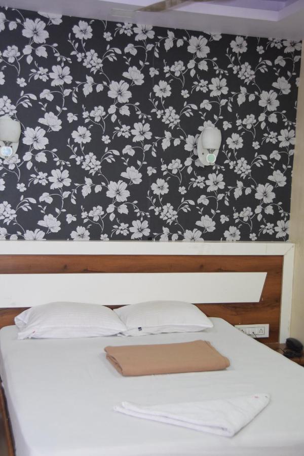 Hotel Riviera Residency Thane Bagian luar foto